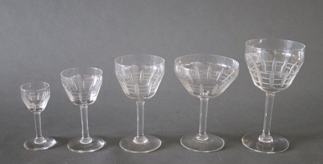 SERVICE DE VERRES en verre taillé à palmettes,...