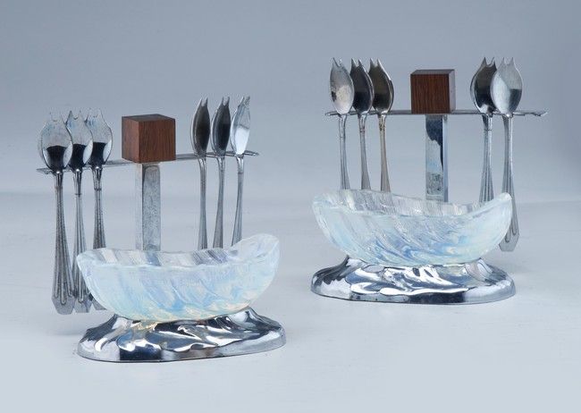 PAIRE DE COUPES à condiments, en métal argenté,...
