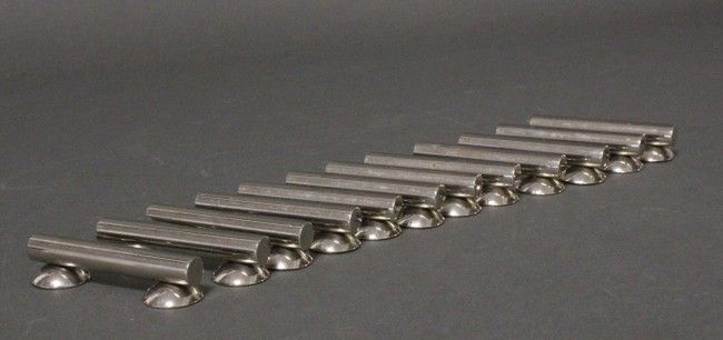 SUITE DE DOUZE PORTE-COUTEAUX cylindriques...