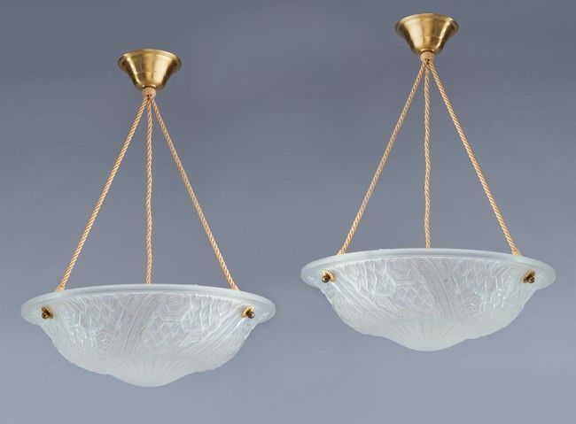 PAIRE DE SUSPENSIONS en verre moulé pressé...