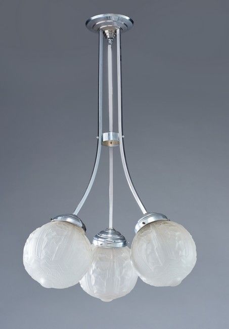 SUSPENSION à trois lumières en métal chromé...