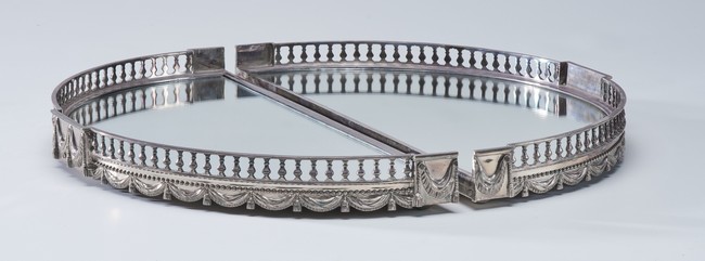 PAIRE DE SURTOUT DE TABLE demi-lune en métal...