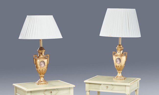 PAIRE DE LAMPES en céramique dorée, le fût...