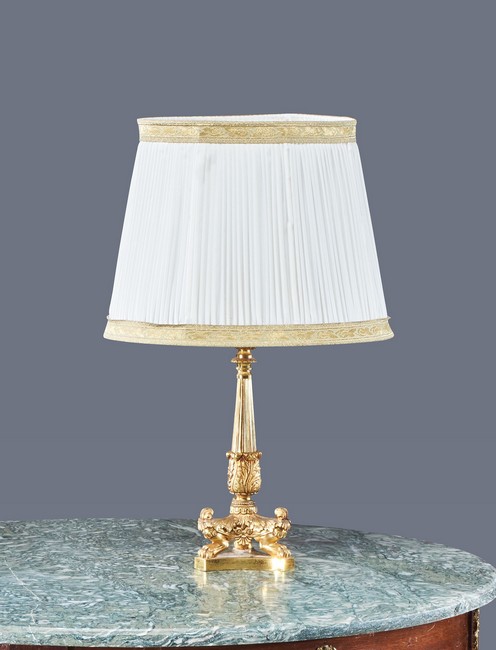 LAMPE en bronze doré ciselé reposant sur...