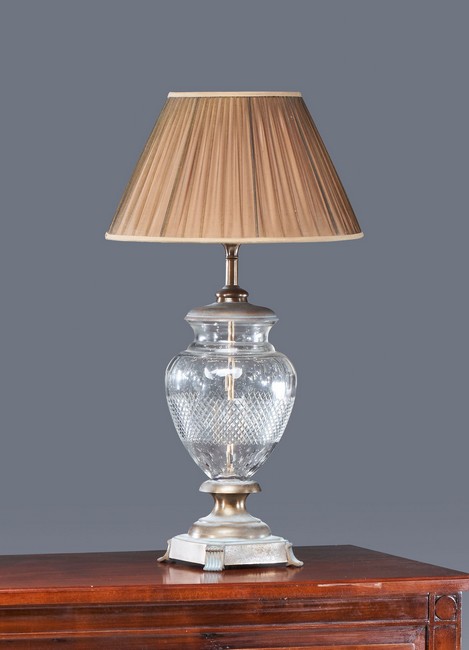 LAMPE de forme balustre en verre moulé, taillé...