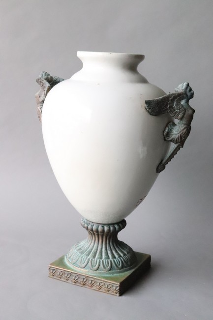 VASE en porcelaine émaillée blanche craquelée...