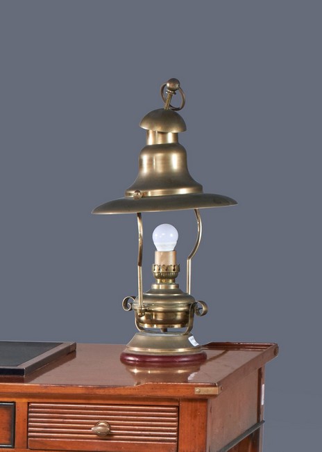 LANTERNE en laiton doré en forme de lampe...