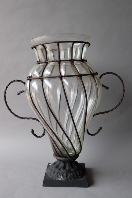 GRAND VASE à deux anses en fer forgé ajouré...