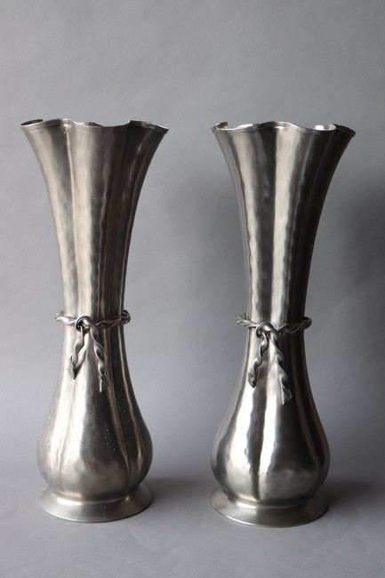 PAIRE DE HAUTS VASES cornet en étain à décor...
