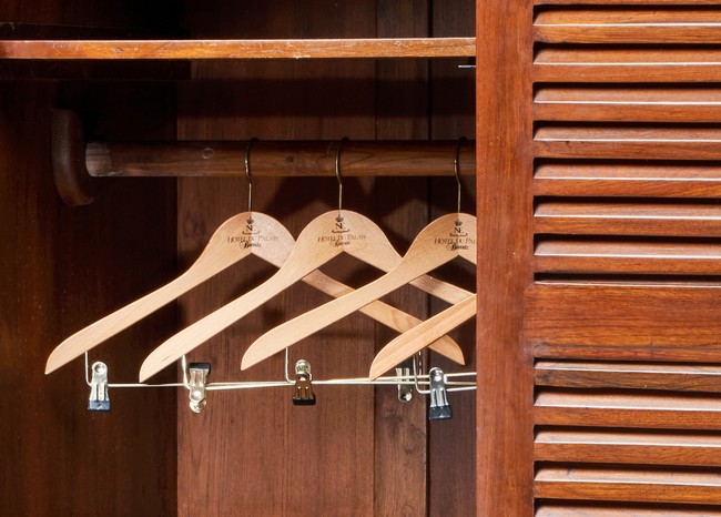 LOT DE DOUZE CINTRES à jupe en bois estampillé...