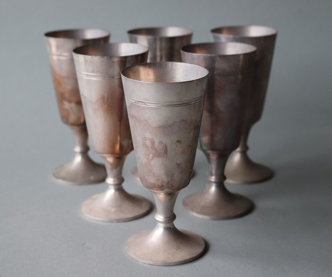 SIX VERRES tulipes sur piédouche en métal...