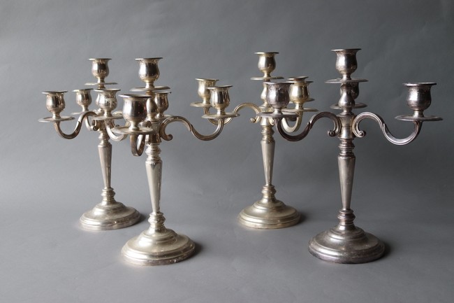 QUATRE CHANDELIERS à trois bras et quatre...