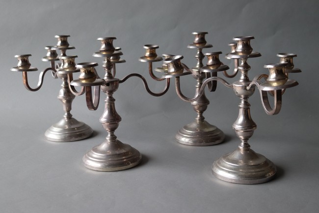 QUATRE CHANDELIERS à trois bras et quatre...