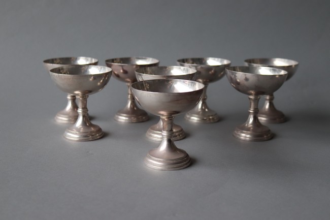 HUIT PETITES COUPES A GLACE sur piédouche,...