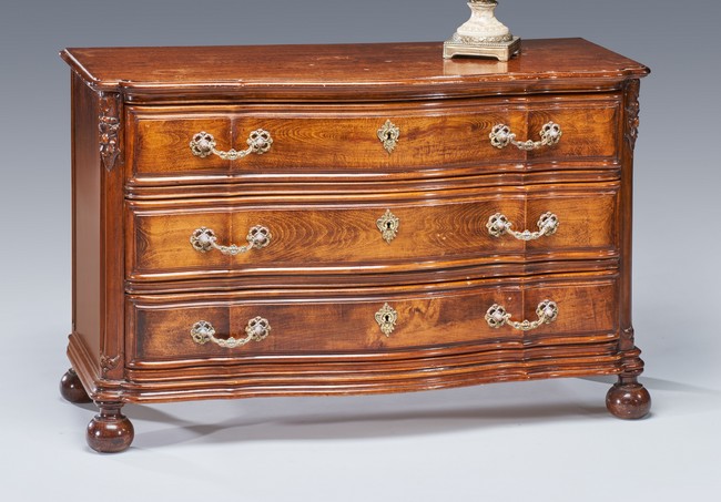 PETITE COMMODE à façade arbalète en bois...