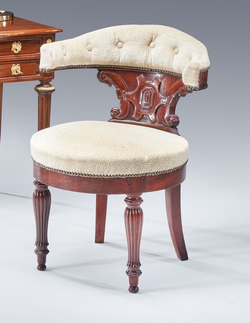 FAUTEUIL DE BUREAU en acajou et placage d'acajou...