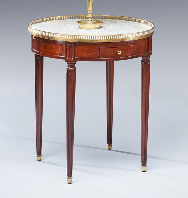 TABLE BOUILLOTTE en bois teinté façon acajou,...