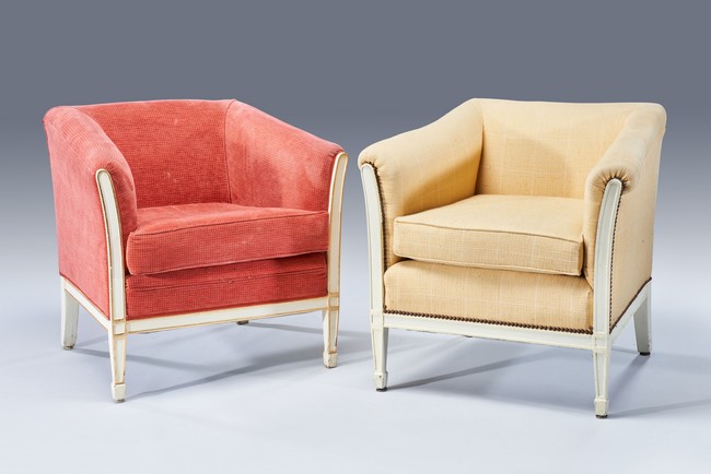 DEUX FAUTEUILS à dossier rectangulaire évasé...