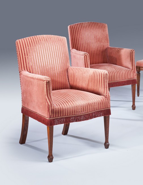 PAIRE DE FAUTEUILS à dossier plat, cintré...