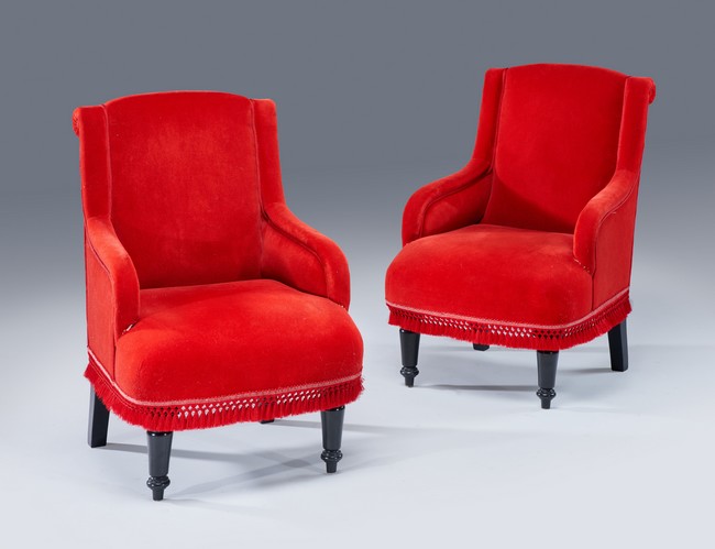 PAIRE DE PETITS FAUTEUILS CRAPAUDS à dossier...