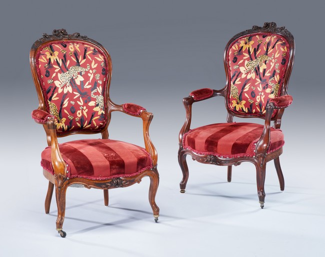 PAIRE DE FAUTEUILS à dossier violonné cabriolet,...