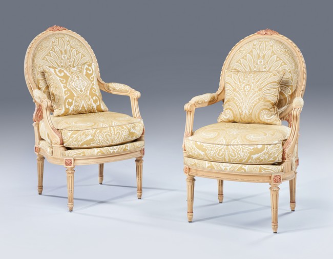 PAIRE DE FAUTEUILS à dossier plat médaillon,...
