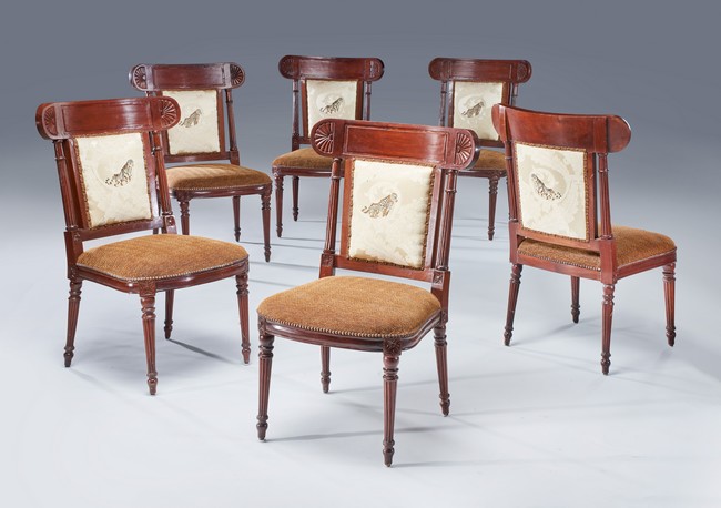 SUITE DE SIX LARGES CHAISES de salle à manger...