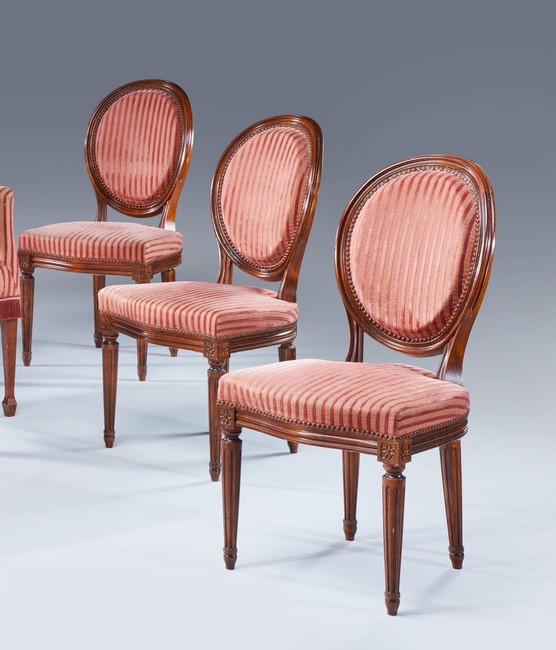 SUITE DE TROIS CHAISES à dossier médaillon...
