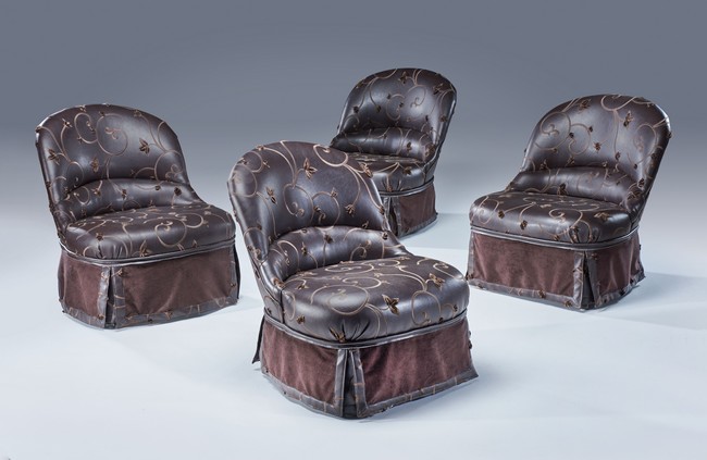 SUITE DE QUATRE FAUTEUILS CRAPAUDS en bois...