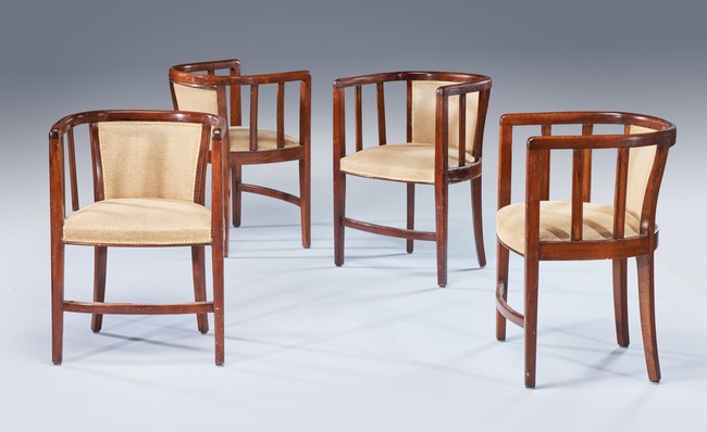 QUATRE FAUTEUILS en bois teinté façon acajou,...