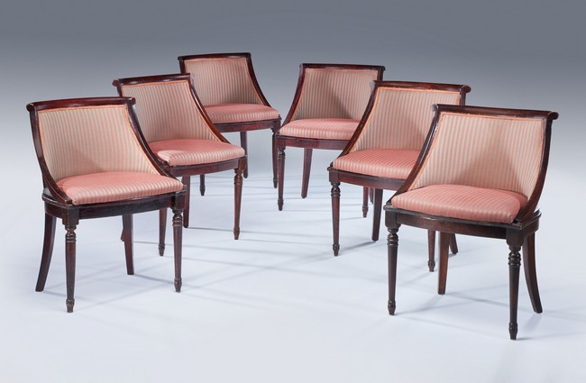 SIX CHAISES GONDOLES en bois mouluré, teinté...