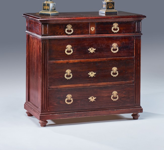 COMMODE rectangulaire en bois veiné mouluré...