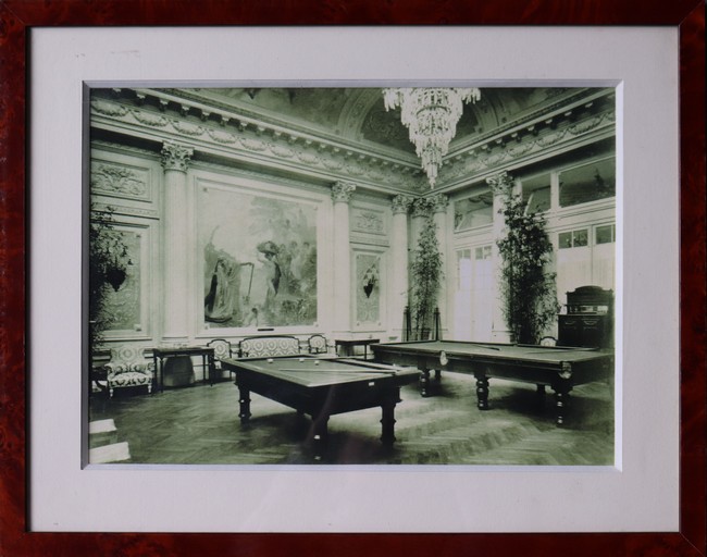 REPRODUCTION d'une photographie du salon...