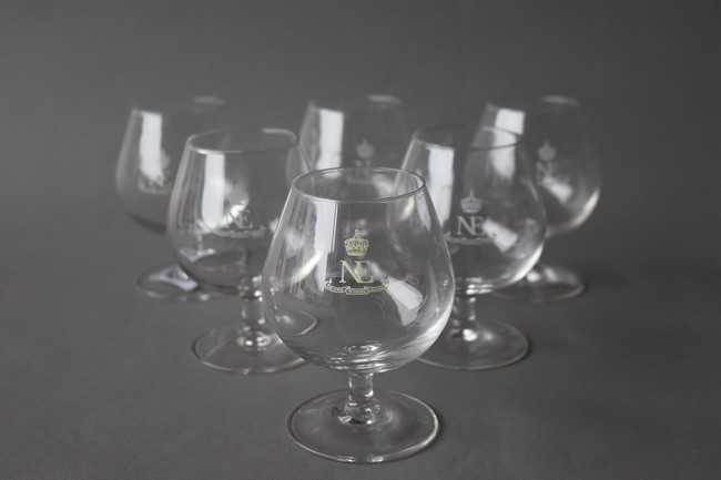 SIX VERRES à digestif en verre, chiffrés...