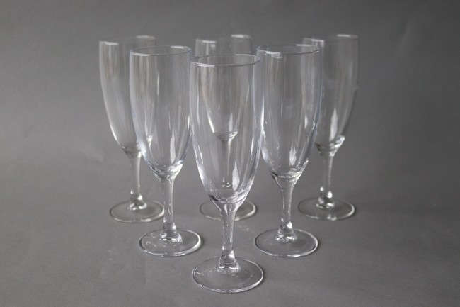 SUITE DE 60 FLÛTES à champagne en verre