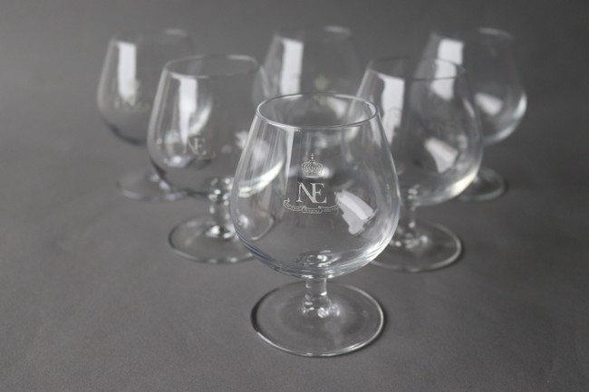 CINQ VERRES à digestif en verre, chiffrés...