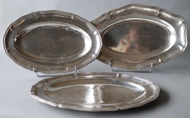 ENSEMBLE DE 3 PLATS de service en métal argenté...