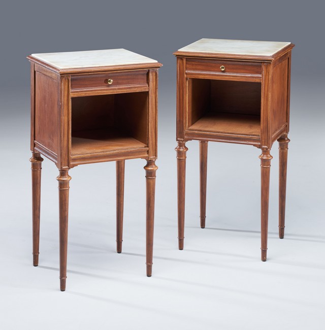 PAIRE DE TABLES DE CHEVET carrées en chêne...