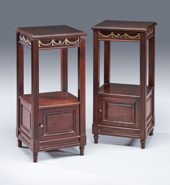 PAIRE DE TABLES DE CHEVET à hauteur d'appui,...