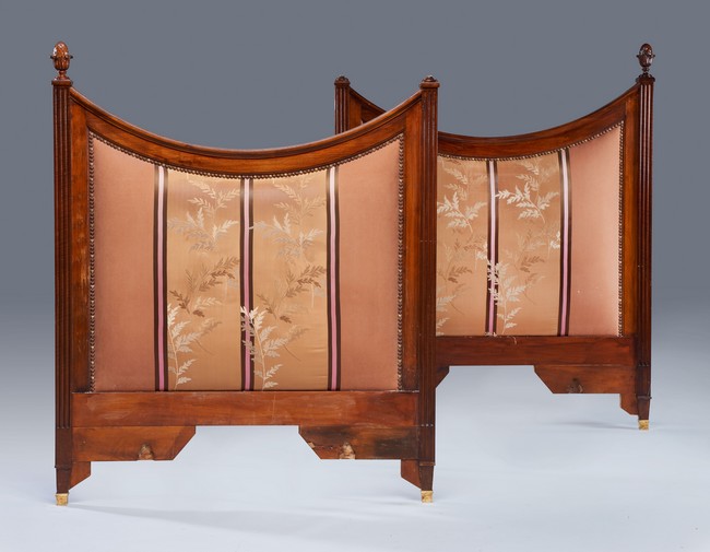 PAIRE DE TÊTES DE LITS concaves, en bois...