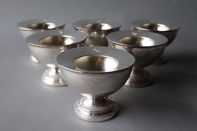 ENSEMBLE DE SIX COUPES à caviar couvertes...