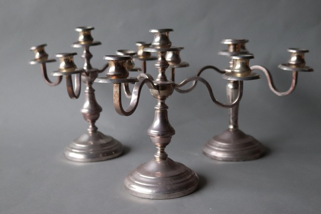 PAIRE DE CANDÉLABRES en métal argenté à quatre...