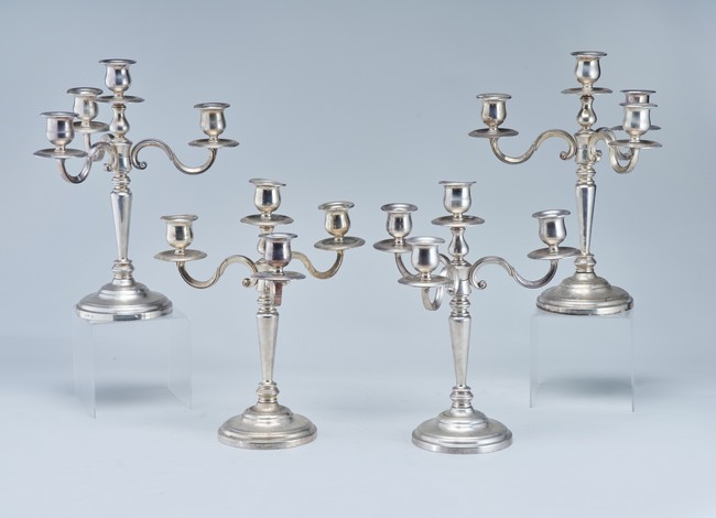 QUATRE CANDELABRES en métal argenté à quatre...