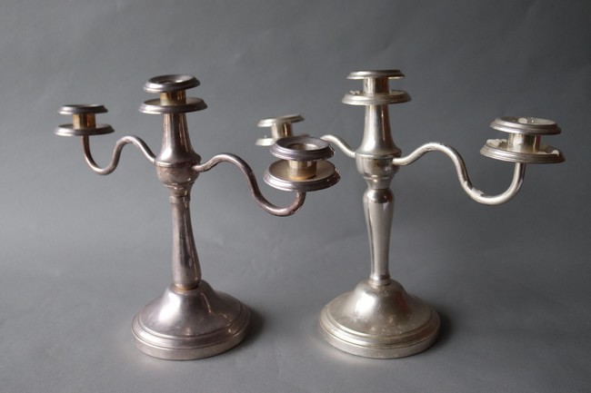 PAIRE DE CANDELABRES en métal argenté à trois...