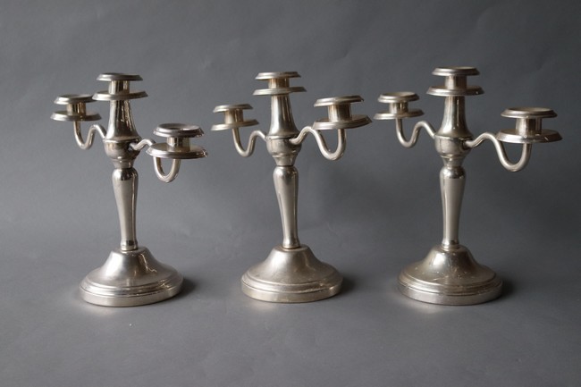 TROIS CANDELABRES en métal argenté à trois...