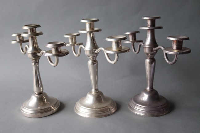TROIS CANDELABRES en métal argenté à trois...