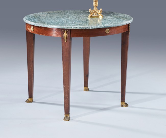 TABLE GUERIDON en bois teinté façon acajou,...