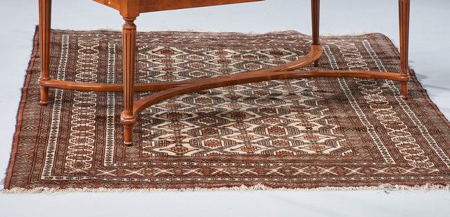 TAPIS en laine à décor de motifs losangiques...