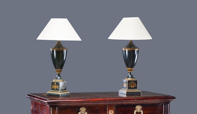 PAIRE DE LAMPES en tôle patinée vert foncé...