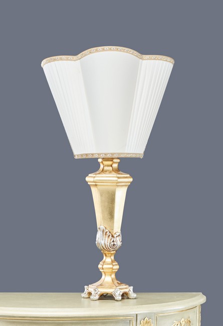 LAMPE TORCHÈRE en porcelaine dorée et argentée,...